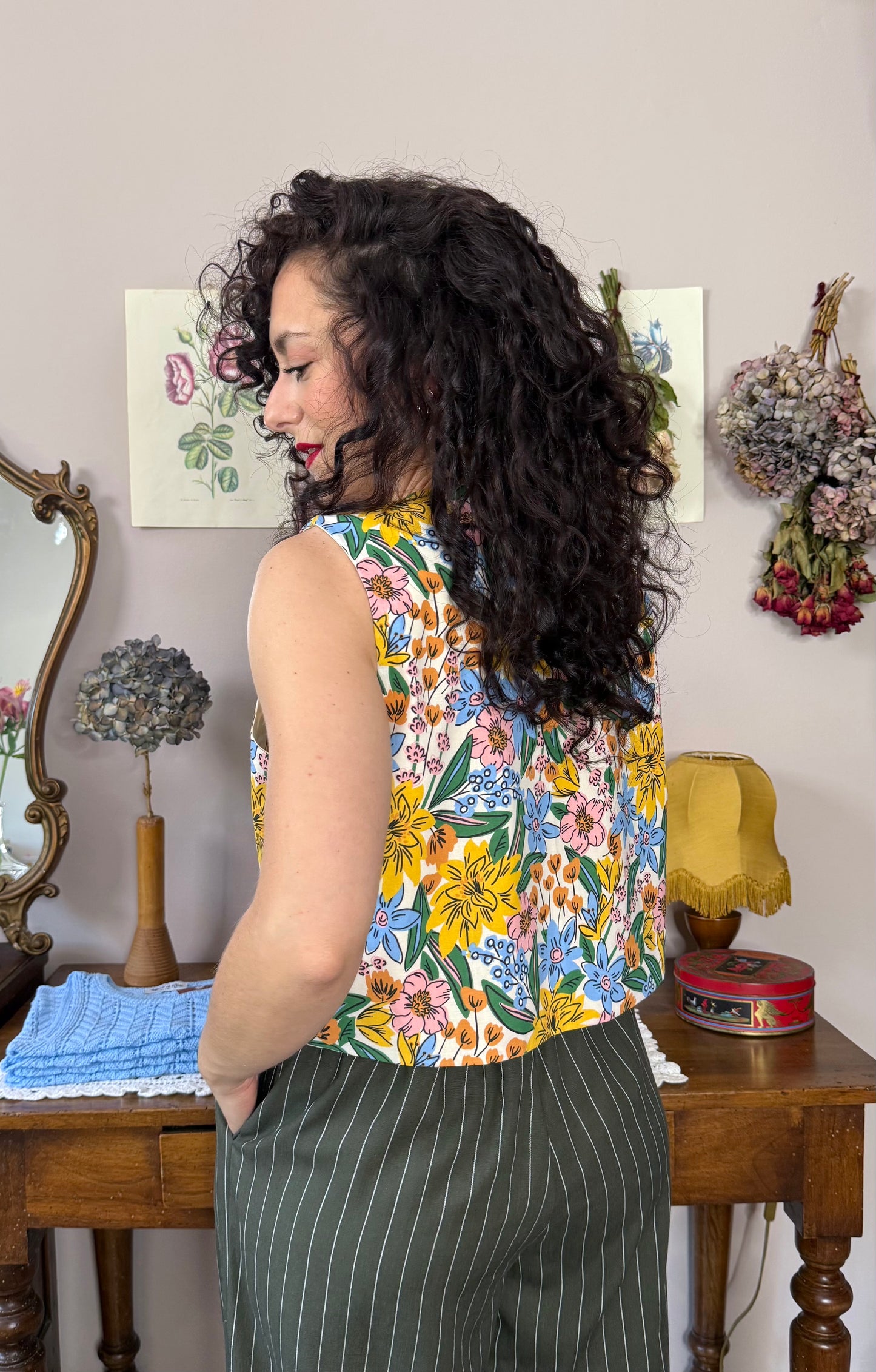 Gilet Iris, fiori gialli e azzurri