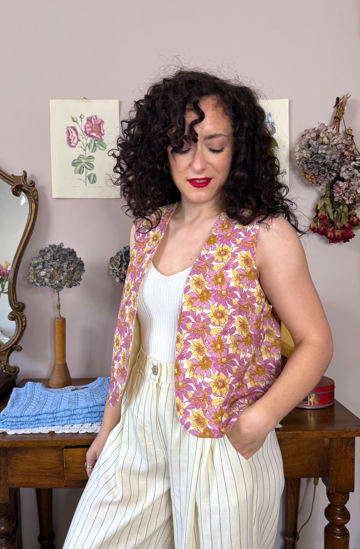 Gilet Iris, fiori malva e gialli