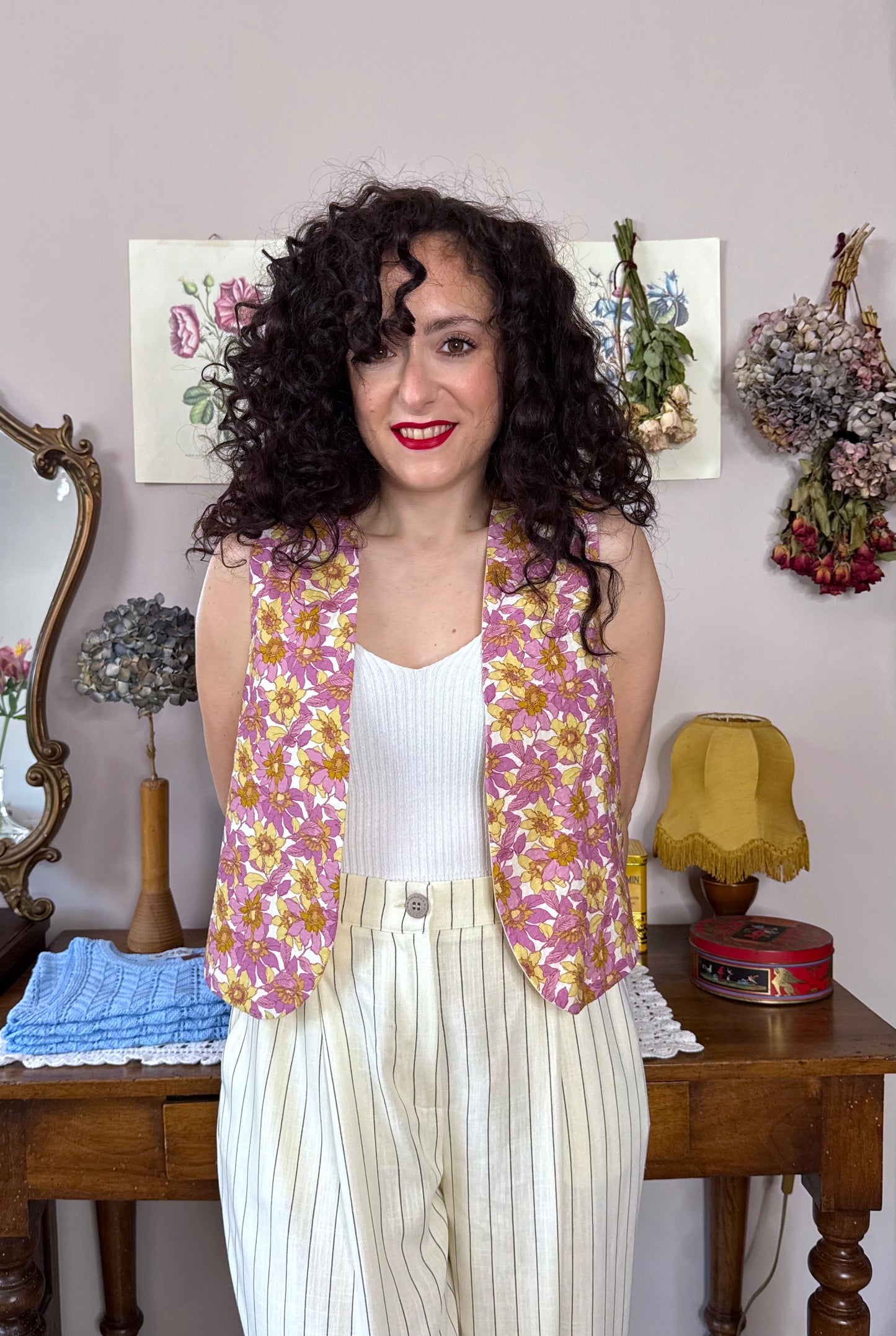 Gilet Iris, fiori malva e gialli